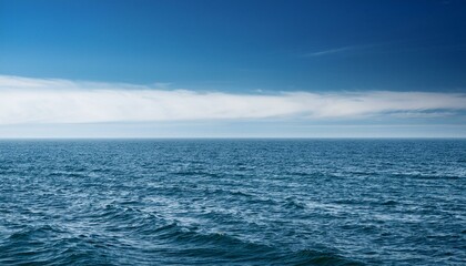 Obraz premium far and away on the ocean as the horizon is abstractly white and blending into the water