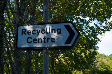 A sign indicating the direction to a recycling centre