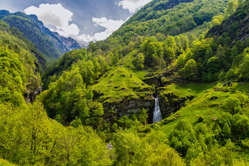 Wasserfall bei Brontallo im Val Lavizzara, Tessin