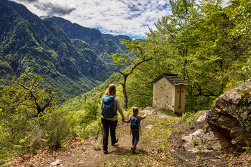 Wanderer (Mutter mit Kind) im Tessin (Val Lavizzara)