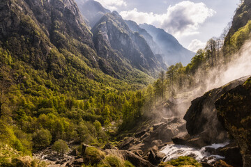 Val Bavona im Tessin bei Foroglio mit Gischt vom Wasserfall (Cassata della Froda)