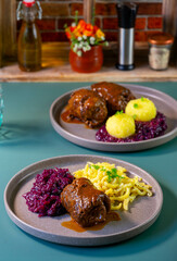 Rinderroulade mit Rotkohl, Kartoffelpüree oder Spätzle