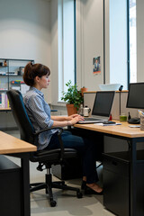 Oficinista trabajando en su despacho.