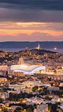 Stade v&eacute;lodrome avec fumig&egrave;nes, Notre dame de la garde, Marseille, timelapse jour nuit