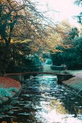 Romantische Brücke über Bach im herbstlichen Schlosspark