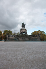 Fototapeta premium Kaiser-Wilhelm-Denkmal am Deutschen Eck in Koblenz unter wolkigem Himmel
