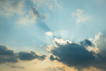 雲海を切り裂く光
