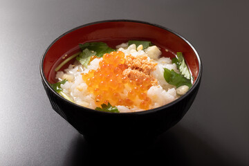 イクラと焼鮭たらこ　だし茶漬け