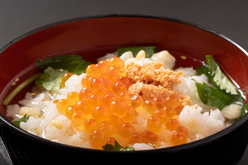 イクラと焼鮭たらこ　だし茶漬け