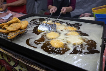 platillo tradicional de las callejera gorditas rellenas de queso y fritas en aceite