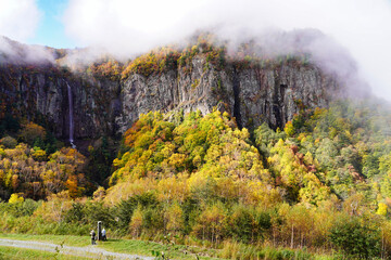 米子大瀑布の秋、紅葉と霧に包まれた滝の絶景