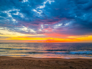 Obraz premium Pretty Sunrise at the seaside with rain clouds