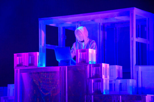 dj figura humana con traje y m&aacute;scara
