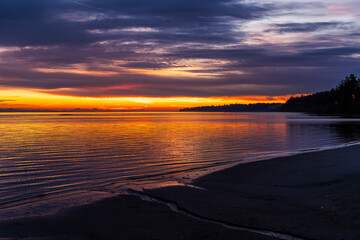 Obraz premium Stunning Sunset Over Tranquil Beach on Vancouver Island
