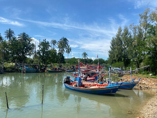 petit port de pêche en Asie avec ses embarcations colorées