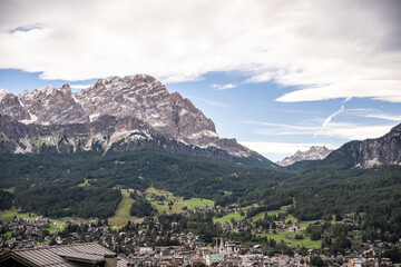 Obraz premium View of snowy alpine mountain landscape.