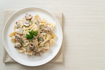 farfalle pasta with mushroom white cream sauce