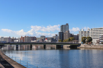 Obraz premium 鶴見川と潮鶴橋（神奈川県横浜市鶴見区）