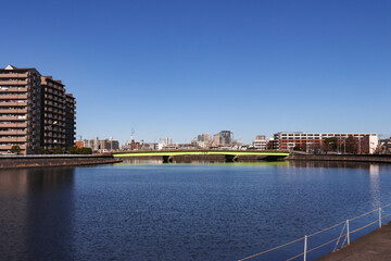 Naklejka premium 鶴見川と芦穂橋（神奈川県横浜市鶴見区）