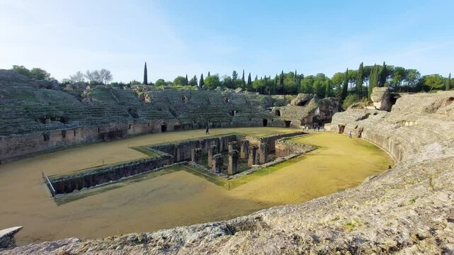Video with a general shot of the Italica amphitheater.