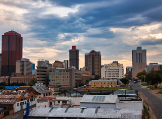 Obraz premium sunset over city skyline in Johannesburg. surrounded by downtown buildings in Johannesburg, South Africa at down dusk late evening