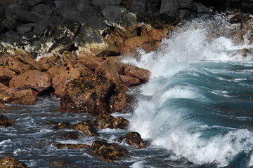 welle trifft auf felsen