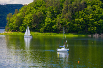 Łodzie na Jeziorze Rożnowskim. © Jacek