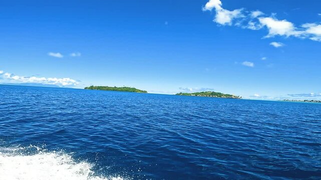 ボラボラ島の海をボートで移動する