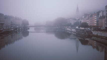 Fototapeta premium le Vieux Lyon et le quartier Saint Georges le long de la Saône à Lyon dans le brouillard de l' automne