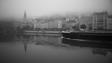 le Vieux Lyon et le quartier Saint Georges le long de la Saône à Lyon dans le brouillard de l' automne