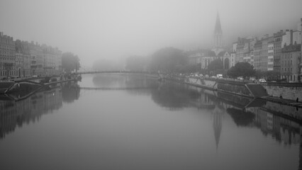 le Vieux Lyon et le quartier Saint Georges le long de la Saône à Lyon dans le brouillard de l'...