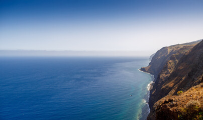 Aussicht auf die Klippen Madeiras vom Leuchtturm Ponta do Pargo aus gesehen
