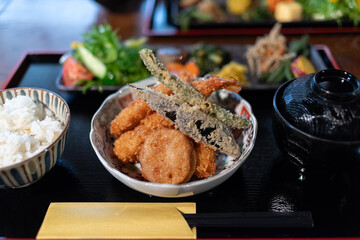 美味しいフライの盛り合わせ