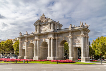 Obraz premium Madrid, Spain - october 10, 2024: Puerta de Alcala monument in Madrid once restored from the inclement weather in Madrid, Spain