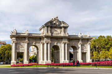 Obraz premium Madrid, Spain - october 10, 2024: Puerta de Alcala monument in Madrid once restored from the inclement weather in Madrid, Spain