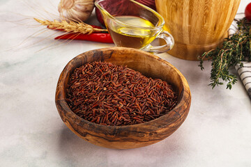 Red raw dry rice gor cooking