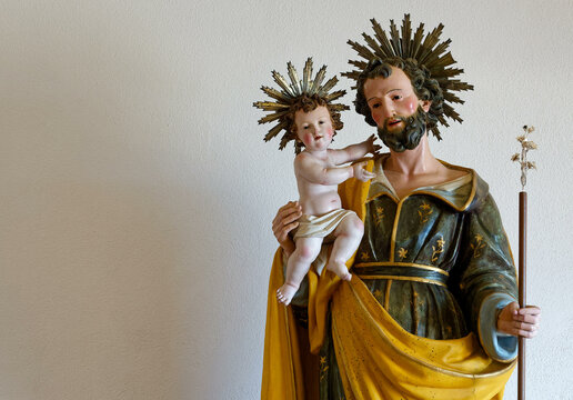 Nice polychrome statue (19th century) of Saint Joseph holding baby Jesus Christ in her arms. ..