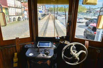 Vue intérieure du célèbre tramway jaune touristique rétro dans la vieille ville de Porto, Portugal