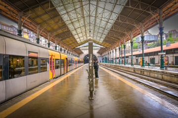 Vu sur les quais de la gare centrale de Porto au Portugal