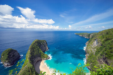 Discover the breathtaking beauty of Nusa Penida’s cliffs, where emerald waves meet towering limestone formations, creating a mesmerizing blend of rugged landscapes and turquoise waters.