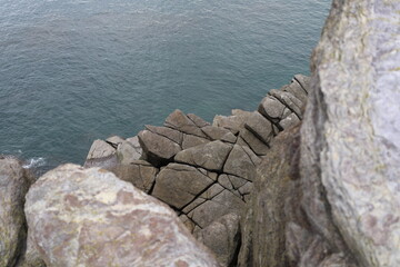 崖下の幾何学模様