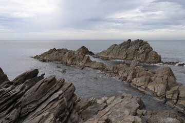 海から突き出す槍岩