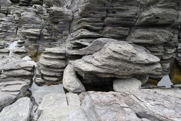 岩場の小洞窟の水辺