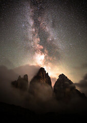 Tre Cime di Lavaredo, Drei Zinnen Berg Milchstraße,Stern, Sternenhimmel, Galaxie,  Landschaft in Italien Dolomiten. Wandern in den Alpen durch den Wald in Tirol Südtirol. 