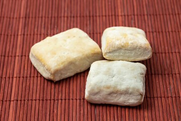 Typical Christmas sweet (Hojaldrina) similar to polvorón and mantecado, made with layers of puff pastry inside.