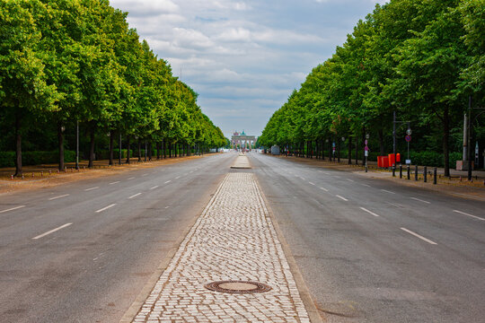 Stasse des 17 Juni. 17th of June Street, referring to the 17 June 1953 uprising in East Germany. View east towards the Brandenburg Gate.