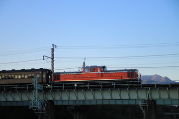 Naklejka premium 夕暮れの残光を浴びて利根川を渡る快速ぐんまfin4号(DD51-895号機)_2024/11/9撮影