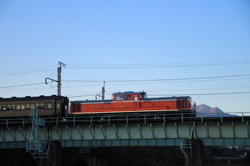  夕暮れの残光を浴びて利根川を渡る快速ぐんまfin4号(DD51-895号機)_2024/11/9撮影