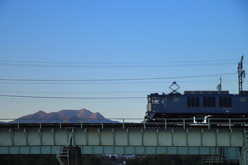  夕暮れの利根川を渡るEF64-1053号機牽引の快速ぐんまfin4号_2024/11/9撮影