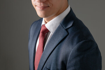 スーツを着た男性